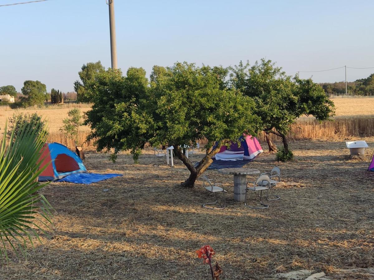 Aree Tende Presso La Casa In Campagna Di Ottavia Hotel Alezio Bagian luar foto